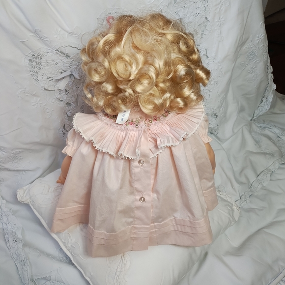 Madame Alexander 'Darlene' Curly Blonde Hair & Blue Eyes Baby Doll #8015 - Picture 8 of 12
